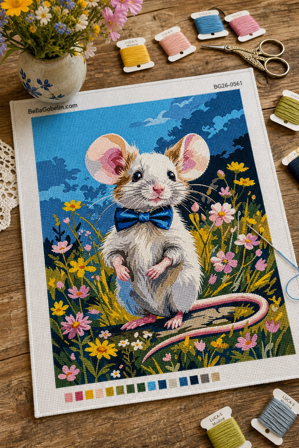 Elegante kleine Maus auf einer Blumenwiese
