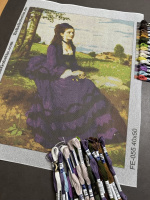 Die Frau in lila Kleid